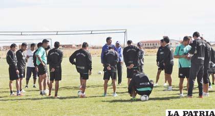 Durante la charla técnica de Marcos Ferrufino a sus dirigidos