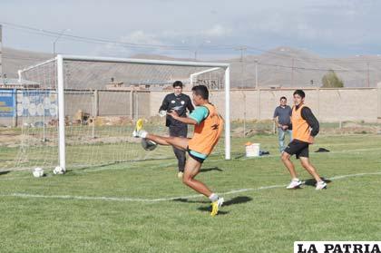 El trabajo de los “santos” se cumplió ayer en su propia cancha