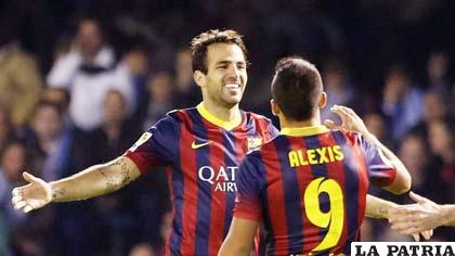 Fábregas y Sánchez celebran la victoria del Barcelona