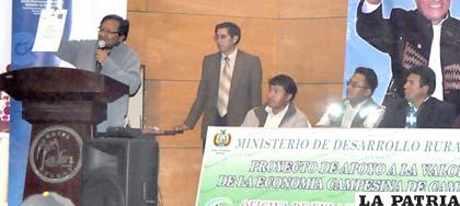 Viceministro Noel Aguirre muestra certificado de competencias laborales