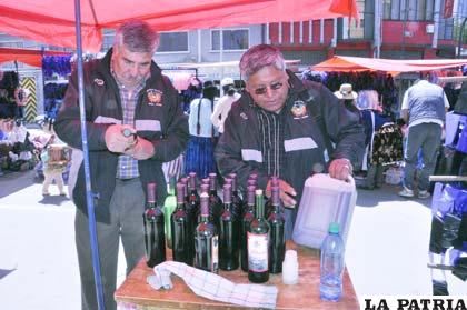 Inspectores del Sedes revisando el registro sanitario de los vinos