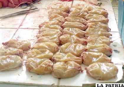 Las cápsulas que fueron extraídas del cuerpo de la “tragona” 
durante la autopsia