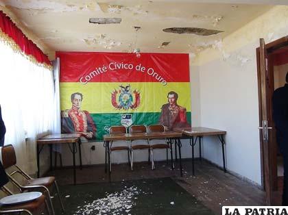 Instalaciones del actual edificio del Comité Cívico de Oruro están deterioradas por la humedad