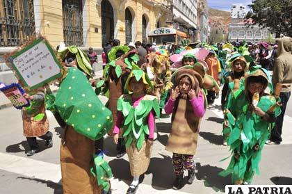Niños bailaron por las calles pidiendo cuidar el medio ambiente
