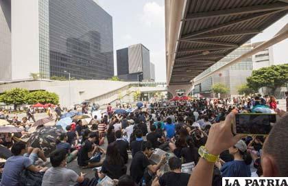 Jóvenes de Hong Kong intensifican sus protestas antes del Día Nacional de China