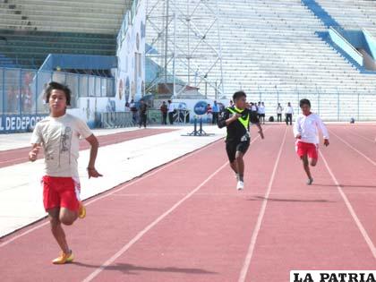 Durante las pruebas de atletismo en la pista del estadio “Jesús Bermúdez” 