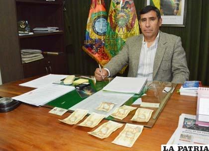El director de la Felcc, muestra los billetes falsos 