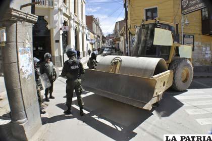 Maquinaria pesada fue utilizada para bloquear la plaza 10 de Febrero