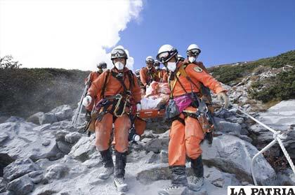 Rescate de una víctima por erupción del volcán Ontake en Japón