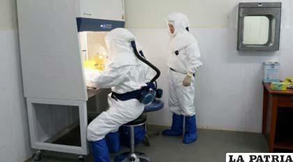 Vacunas contra ébola son preparadas para ser entregadas en marzo de 2015
