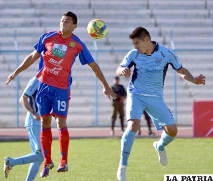 Carlos Zabala disputa el balón con Luis Gutiérrez