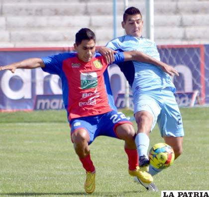 Ronald Eguino disputa el balón con Manolo López