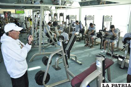 Cárdenas dirige el entrenamiento en el gimnasio