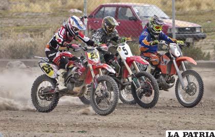 Pilotos orureños que participarán en el Rally “Señor de Lagunas”