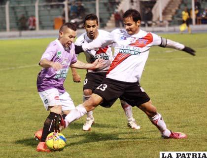 Zerda en plena disputa del balón con Justiniano