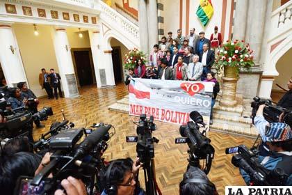 Chilenos apoyando reivindicación marítima de Bolivia