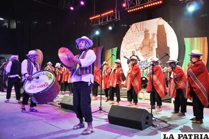 Los grupos autóctonos también estuvieron presentes en el festival de la canción