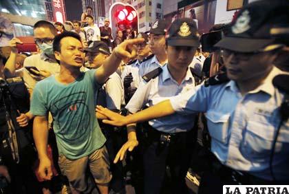Estudiantes en Hong Kong son golpeados por policías y algunos ciudadanos