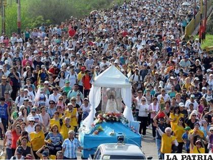 Una multitud acompaña la imagen de la Virgen de Luján en Buenos Aires