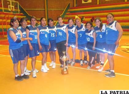 Las integrantes de Gobernación con el trofeo de campeón 