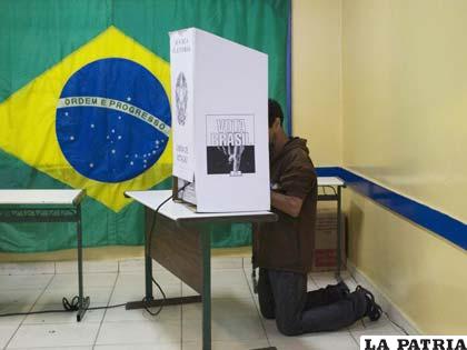 Casi medio millón de urnas electrónicas funcionaron ayer en Brasil