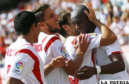 Los jugadores del Sevilla, festejan la goleada al Deportivo