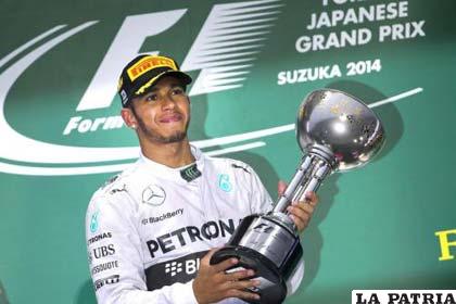 Hamilton con el trofeo que ganó en el GP de Suzuka