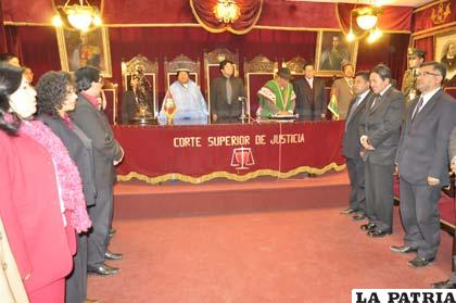 Autoridades que asistieron a la inauguración del nuevo sistema para mejorar el trabajo judicial