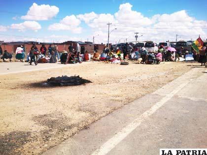 Bloqueo de carretera Oruro - La Paz