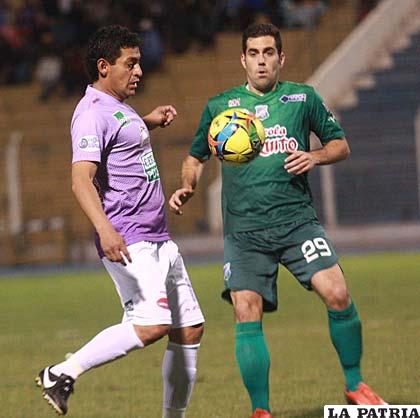 Darwin Peña e Ignacio Martínez disputan el balón