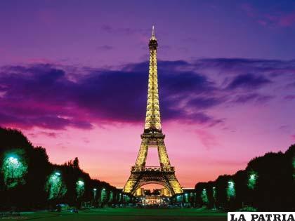 Una vista de la Torre Eiffel por la noche
