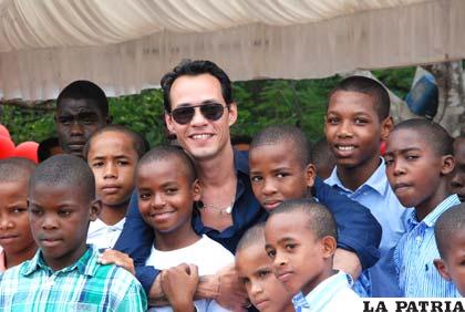 Marc Anthony con niños de un orfanato