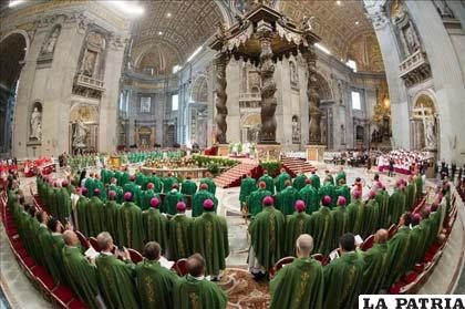 Papa Francisco propone acoger en la Iglesia a divorciados y gais