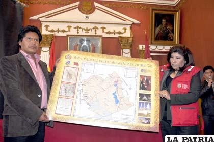 Pedro Challapa y Rossío Pimentel, presentaron el mapa reconocido como histórico