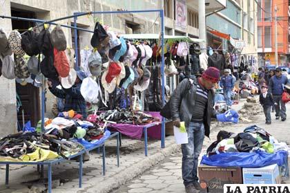 Venta de ropa usada en la calle Junín