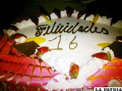 “Felicidades 16” es la leyenda que tenía la torta de cumpleaños