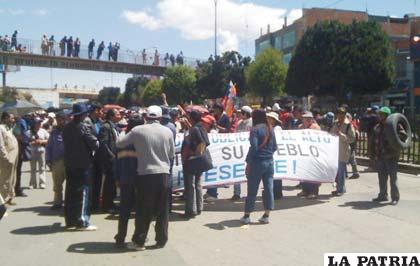 Estudiantes de la UPEA protestan en el peaje de El Alto