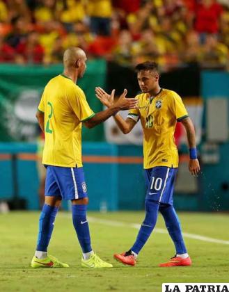 Neymar(Der), jugador de la selección brasileña