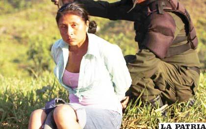 Una mujer es maniatada por un Policía el momento de la represión en Chaparina