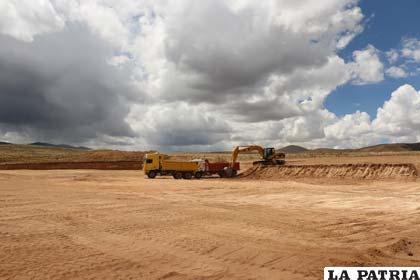 Movimiento de tierras para la construcción de la fábrica orureña de cemento