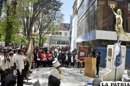 Homenaje a la mujer boliviana