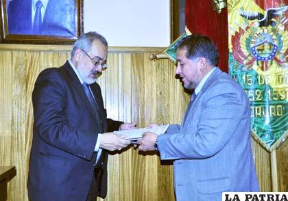 Luis Ernesto Valdivia entrega la certificación al rector de la UTO, Carlos Antezana