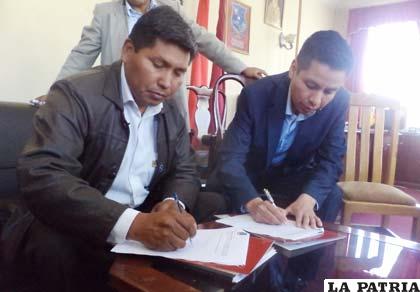 Firma de convenio entre presidente del Concejo, Germán Delgado y director de Indecity Bolivia, Adolfo Suárez