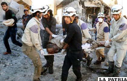 Rescatistas sirios trasladan el cuerpo de un hombre luego de los bombardeos 