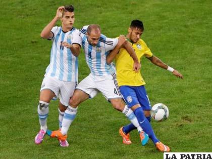 Neymar intenta salir vencedor de la jugada