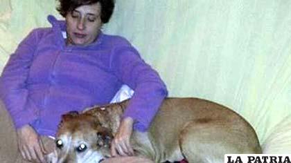 La enfermera junto a su mascota que fue sacrificada por posible contagio con ébola