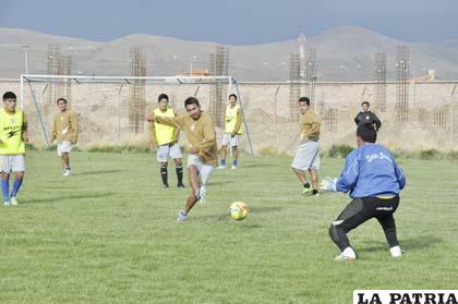 Ovando remata al arco, ocurrió en el entrenamiento de ayer