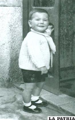 Josep Barnadas en la puerta de su casa (Alella-Cataluña,1943)
