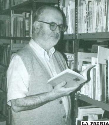 Dr. Josep Barnadas en su biblioteca personal (Sucre, 2000)