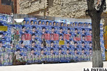 Propaganda política que inundó en la ciudad
